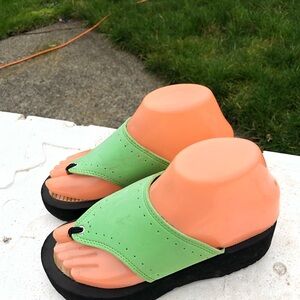 Loaluna Green and Black Toe Separator Very Lightweight Sandals Size 7